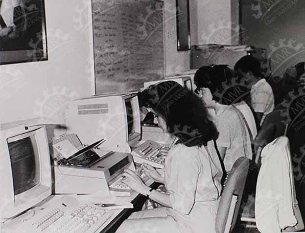 México 1986 - Secretarias escribiendo a máquina, centro de comunicaciones